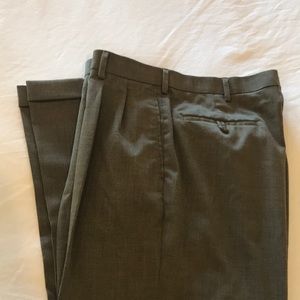 Roundtree and Yorke pleated and cuffed dress pants